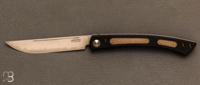 Couteau pliant " steak folding knife " aluminium et galuchat beige lame VG-10 par MCUSTA