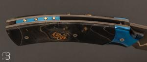 Couteau " custom " liner lock Erable stabilisée bleue et lame sandwich de SMZ Flammes de forge