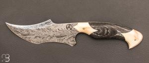 Couteau  " Custom fixe " en damas Turkish Twist / Fibre de carbone et ivoire de phacochre de Eliott Robinson