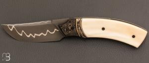 Couteau  " custom " liner lock ivoire de phacochère et lame sandwich de SMZ Flammes de forge