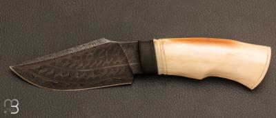 Couteau "droit" en ivoire de morse et damas multi-barreaux par Mickal Moing