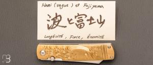 Couteau Böker Plus Tenshin Laiton et VG10 gravé par Mali Irie motif "Vague et Fujiyama"