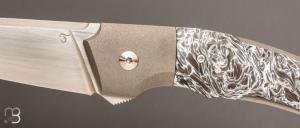    Couteau " Back flipper " custom par Florian Dreyer FD-Knives - Fibre de carbone et RWL34