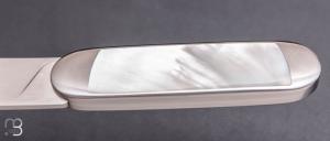    Couteau "Bull'ix" custom de Florent Dall'ava - L'atelier Dall'ava - Nacre blanche et lame en RWL34