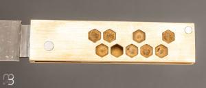    Couteau " O²  ressort invisible " par Nicolas Couderc - Laiton vieilli et lame en RWL34
