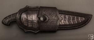  Couteau " Tsavo Croco " custom fixe de Samuel Lurquin - Poignée gravée par Serge Raoux