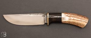 Couteau  "  droit  " par Mickaël Moing - Rondelle de cuir / bois de cerf et lame forgée en acier 100C6 