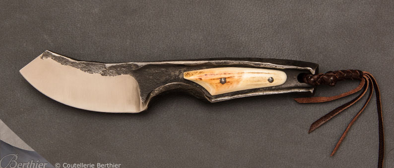 Couteau droit Espadon ivoire de phacochère par Pierre Reverdy