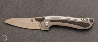 Couteau "   Kobold    " de Kizer design Sebastian Irawan - S35VN / Titane et fibre de carbone