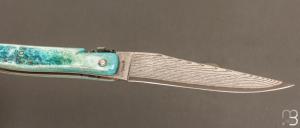   Couteau Laguiole en Aubrac 12 cm manche en os de carbou bleu