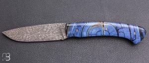 Couteau " custom " par Joël Grandjean - Ivoire de mammouth bleu et lame en damas plume Zladinox