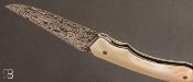 Couteau de poche "Effraie" Ivoire de phacochère et lame damasteel par Nicolas Kowal