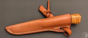    Couteau droit "F" de Frédéric Maschio - Frêne ondé et acier YCS3