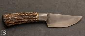 Couteau "droit" semi intégral manche en bois de cerf Sambar par Mickaël Moing