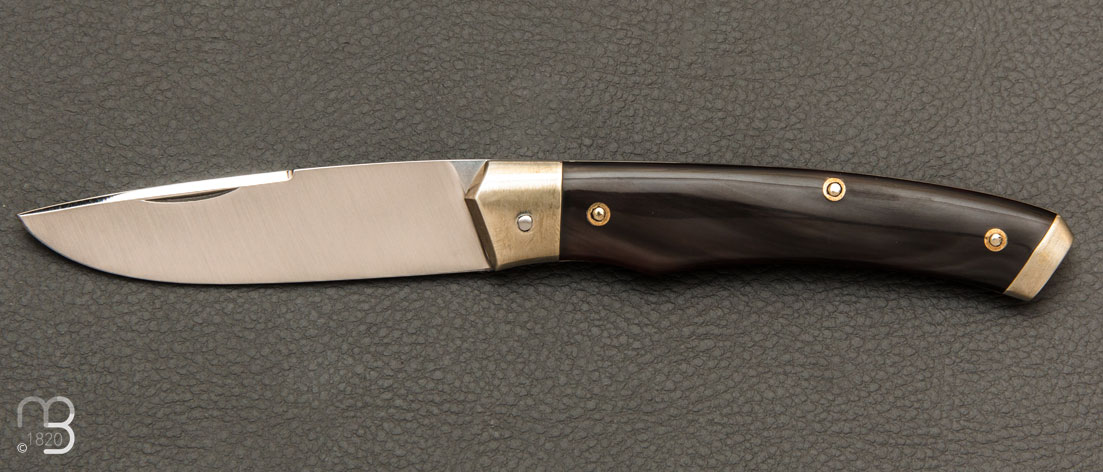 Couteau de poche Le 1820 en corne de zébu et XC75 par Mathieu Herrero