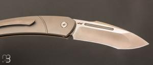  Couteau " Alcyon Full Titanium " button-lock par Bastards Knives X Tim Bernard