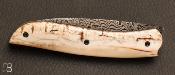 Couteau " Gyr " front flipper custom - Ivoire de morse fossile et damas plume par Tim Bernard