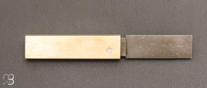    Couteau " O²  ressort invisible " par Nicolas Couderc - Laiton vieilli et lame en RWL34