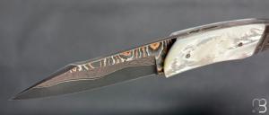    Couteau " Pièce unique " par Alain & Joris Chomilier - Damas Baker Forge et Nacre blanche