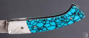    Couteau " 1515 collection Amérindienne  " par Manu Laplace - Nacre blanche et turquoise - Lame Damasteel