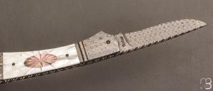 Couteau  "  Automatique " custom de Jerry Rados - Turkish Twist Damascus et Nacre