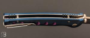 Couteau pliant MC-43C Katana aluminium bleu inserts violets damas sanmai par MCUSTA