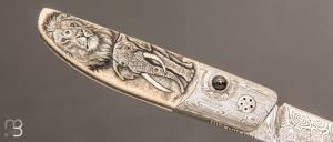  Couteau " Small Ball Release "  custom par Des Horn - Big Five scrimshaw by Nkosi Jubane