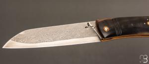   Couteau " custom " pompe avant par Thomas LECAS - Corne de mouflon et lame damas