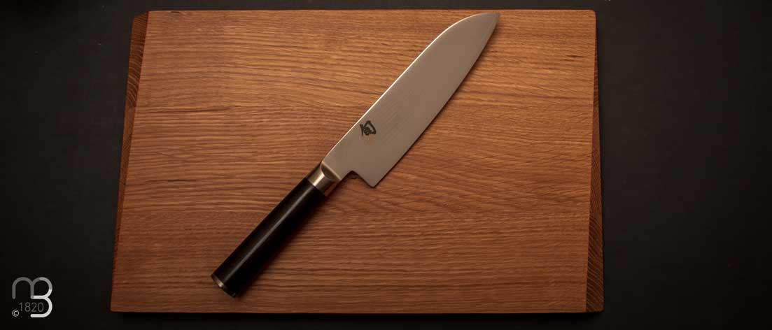 Couteau de cuisine Santoku 165 mm par Kai + planche en chêne