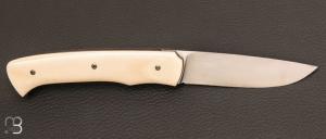Couteau " custom " pliant ivoire de mammouth blanc et RWL-34 par Joël Grandjean