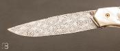 Couteau " 1820 Berthier Front-flipper " par Tim Bernard - Nacre blanche et lame damas mosaïque