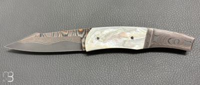    Couteau " Pièce unique " par Alain & Joris Chomilier - Damas Baker Forge et Nacre blanche