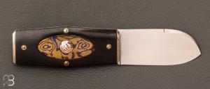   Couteau  " galet de poche " pliant par Bastien Toubhans - Atelier Beau Merle - Corne de buffle et mokume