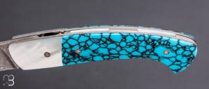    Couteau " 1515 collection Amérindienne  " par Manu Laplace - Nacre blanche et turquoise - Lame Damasteel