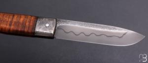   Couteau de poche Le Bugiste par Frédéric Maschio - érable ondé et lame en white paper steel