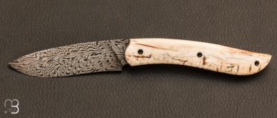 Couteau " Gyr " front flipper custom - Ivoire de morse fossile et damas plume par Tim Bernard
