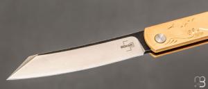    Couteau Böker Plus Zenshin 42 Laiton gravé par Mali Irie motif "Vague et Fujiyama"