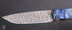 Couteau " custom " par Joël Grandjean - Ivoire de mammouth bleu et lame en damas plume Zladinox