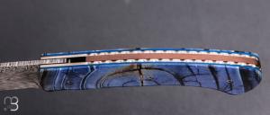 Couteau " custom " par Joël Grandjean - Ivoire de mammouth bleu et lame en damas plume Zladinox