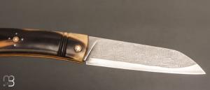   Couteau " custom " pompe avant par Thomas LECAS - Corne de mouflon et lame damas