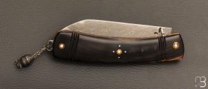   Couteau " custom " pompe avant par Thomas LECAS - Corne de mouflon et lame damas