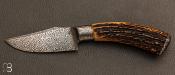 Couteau semi intégral bois de cerf et damas multi-barreaux par Haley DesRosiers