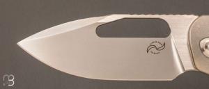 Couteau Designs Field Duty-3.5 Front Flipper Knife 3.5" par Liong Mah - Green Canvas Micarta et CPM-S90V - 042/125