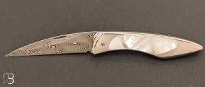 Couteau  "  Chrysalide Prototype " cran carr par Charles Bennica - Nacre blanche et lame en damas inoxydable de Friedrich Schneider