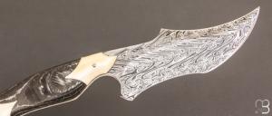 Couteau  " Custom fixe " en damas Turkish Twist / Fibre de carbone et ivoire de phacochère de Eliott Robinson