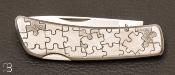 Couteau Kershaw Lock-Back gravé par Mali Irie motif "Puzzle"