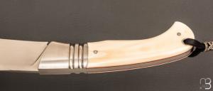    Couteau " Satan'ass " custom par Frédéric Augé - Ivoire de phacochère et lame en RWL34