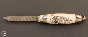 Couteau  "  tonneau " scrimshaw damas de Jean-Michel Remaud