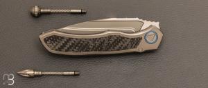 Couteau "  Anax®  " de Microtech - Titanium Handle Bead Blast Standard Blue Titanium Pivot Collar Carbon Fiber Inlay - 190C-7 CFITI