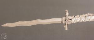     Dague de vertu à pompe avant par Bastien Toubhans - Atelier Beau Merle - Nacre blanche et RWL34